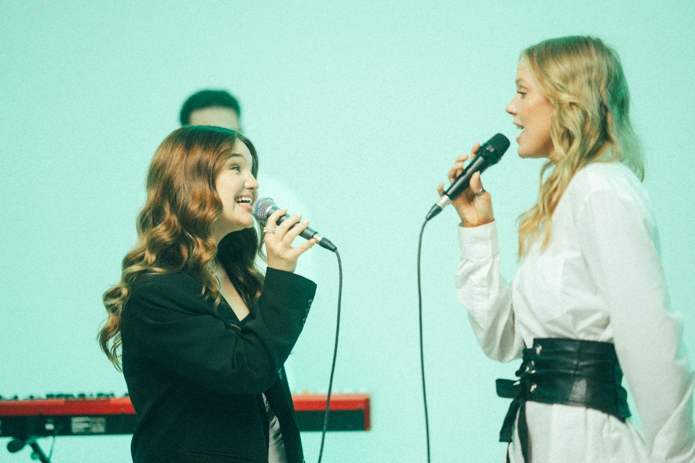 Vokalistid laulavad koos