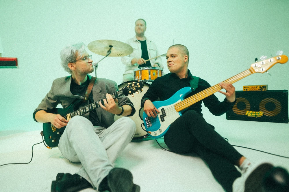 Kitarrist ja bassist istuvad ja mängivad koos