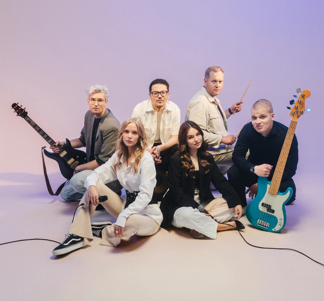 Bändi liikmed poseerivad koos pildistamiseks