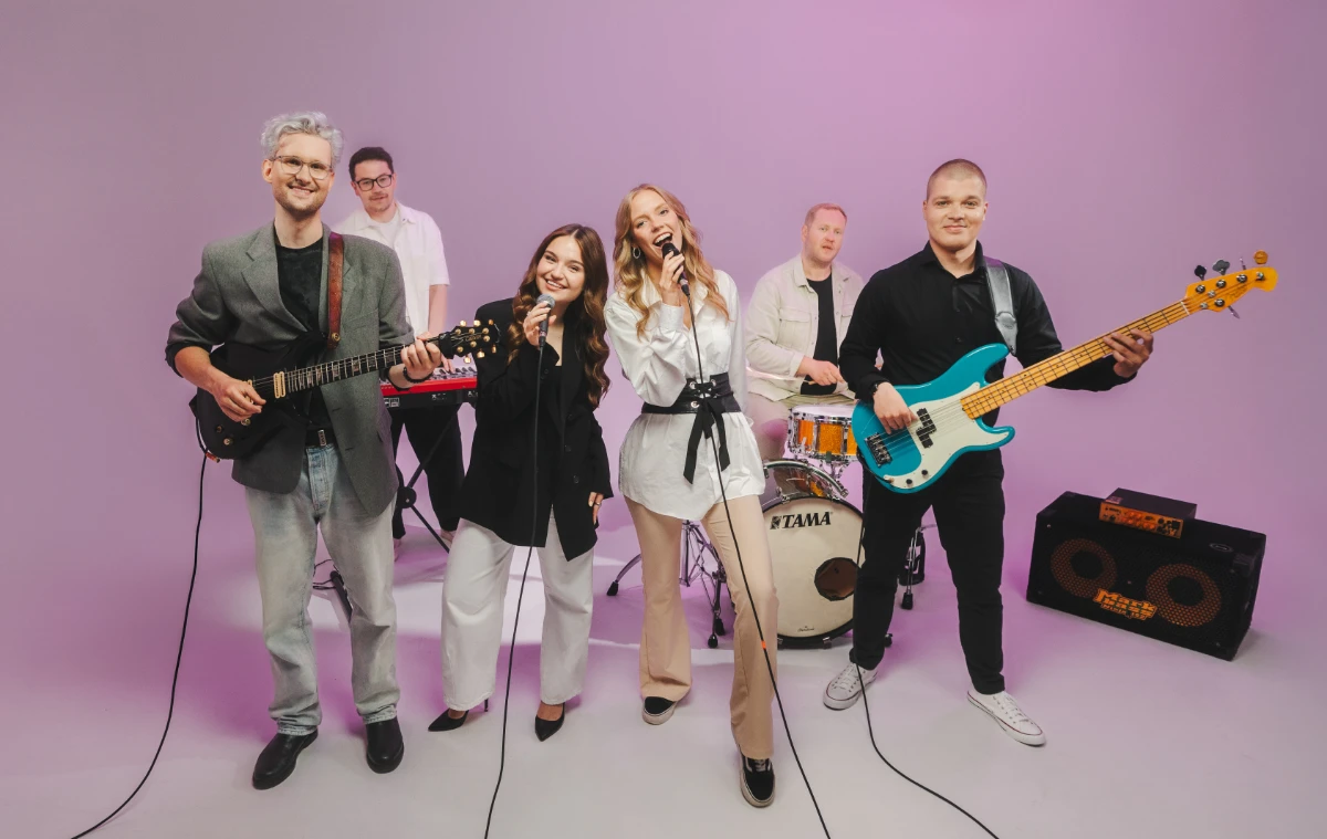 Kogu bänd mängib koos